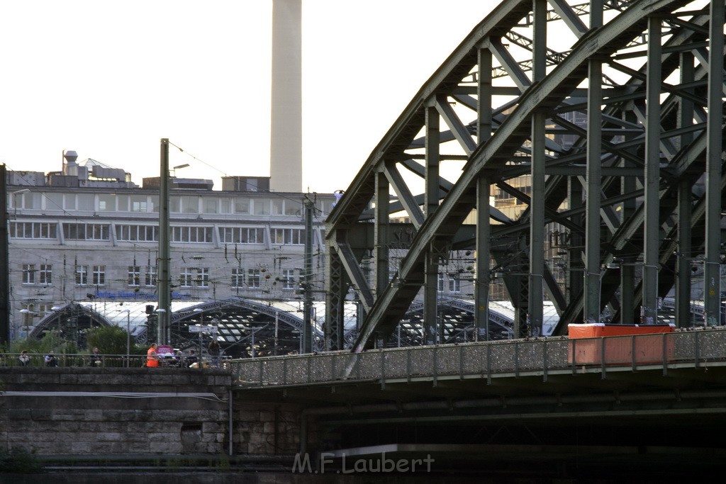 PSpringt kein Suizid Brueckenspringer Koeln Hohenzollernbruecke P203.JPG - Miklos Laubert